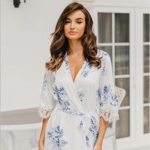 LE ROSE •  NWT Ivana Bleu De Fleur printed robe